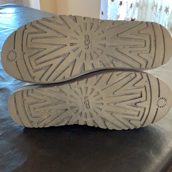 Women’s Ugg Short Bailey Button Boots [Pre-Worn] - Picture 6 of 6